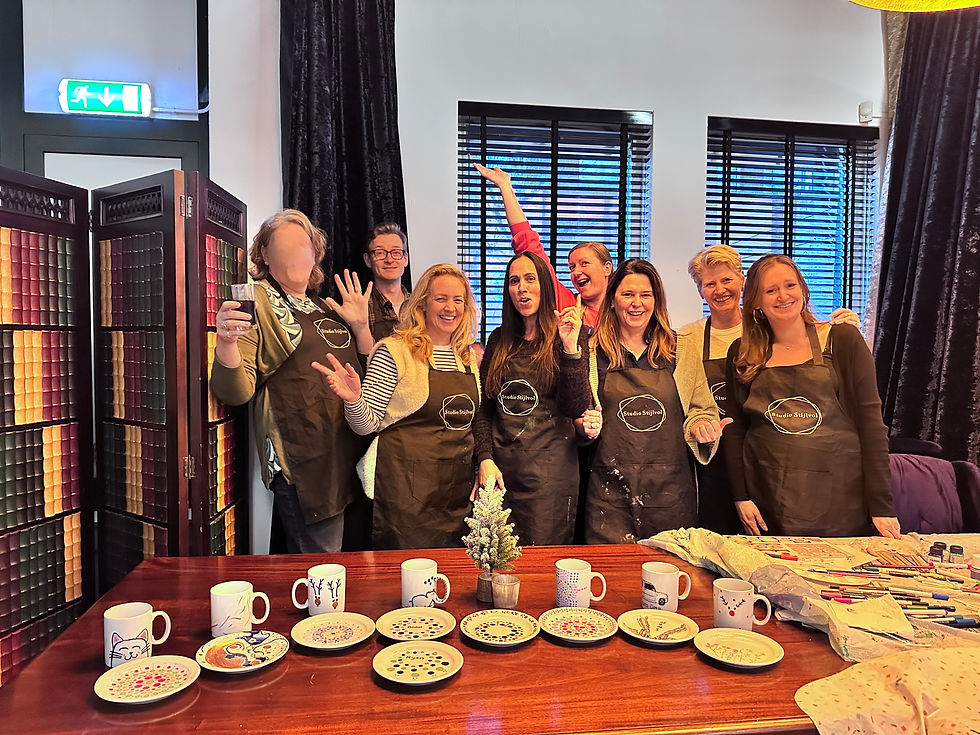 Workshop servies stippen decoreren — origineel personeelsuitje op locatie in Zoetermeer