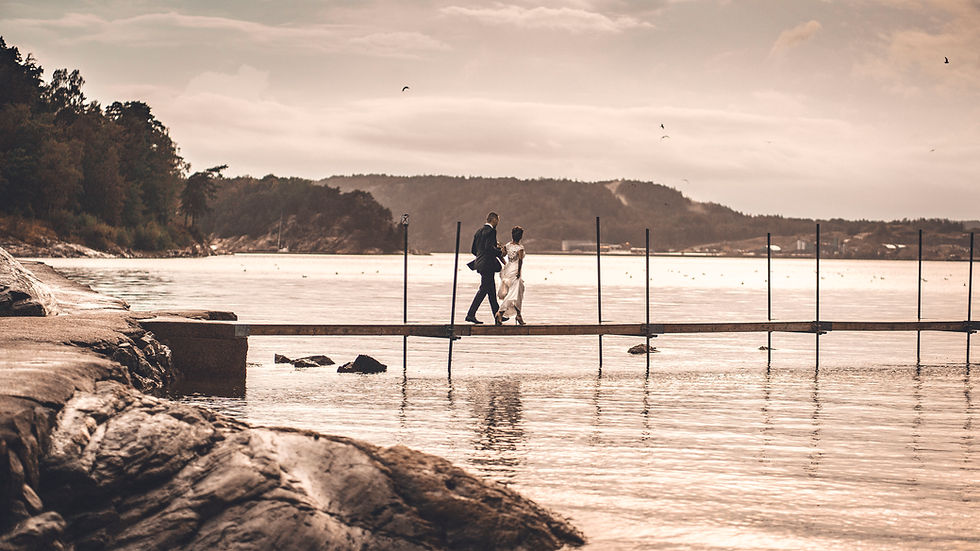 Bröllopspar på brygga | Bröllopsfotograf Stockholm | Jiber weddings