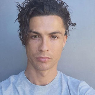 Cristiano Ronaldo revoluciona las redes sociales con su nuevo peinado.