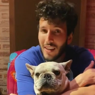 Sebastián Yatra narra cuentos y compone canciones para niños durante la cuarentena.