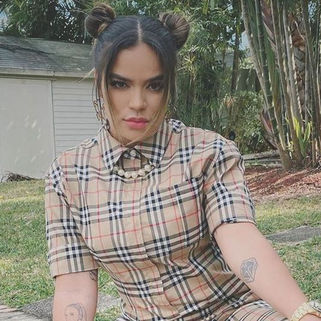 Karol G se rinde ante “Tusa” y anuncia el lanzamiento de una nueva canción.