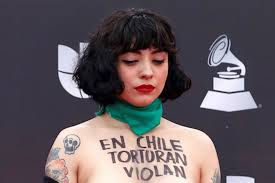 Mon Laferte se pronunció tras la avalancha de críticas por mostrar el busto con fines promocionales.