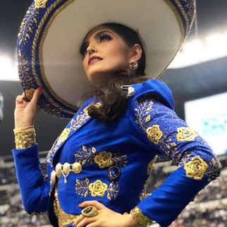Ana Bárbara cambia el himno nacional mexicano en la NFL y Twitter se burla