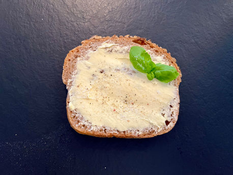 Ein Butterbrot mit Kräutersalz