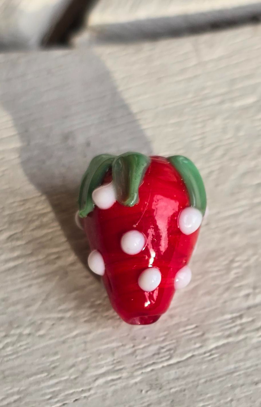 breloque fraise en verre