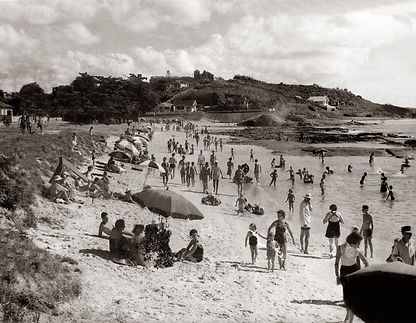 Praia-das-Castanheirasao-fundo-no-alto-as-Ruinas-antigasna-década-de-50._Easy-Resize.com_.