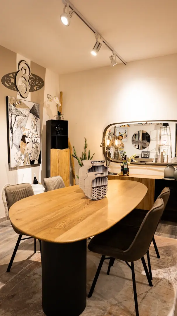 Interni dell’azienda Romano Mobili a Partinico, stabilimento e team