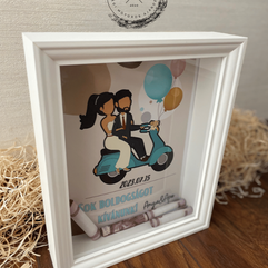 Motoros házaspároknak kreatív poszter, amiben elrejtheted a nekik szánt ajándékot is.