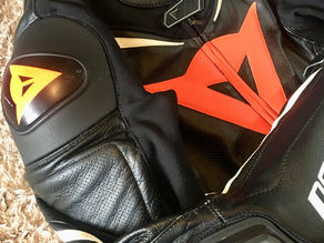 Teszt: Dainese Laguna Seca D1 motoros ruházat bemutató