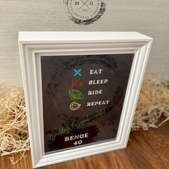 Eat & Sleep & Ride & Repeat poszter, az egyik örökzold szlogen a motorosok körében születésnapi üzenettel fűszerezve.