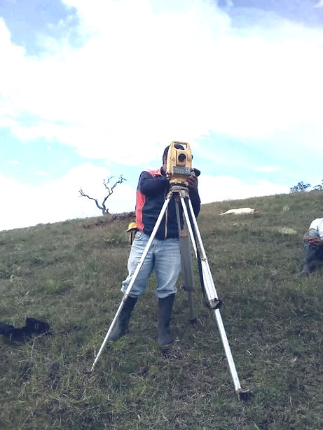 Topógrafo tomando puntos