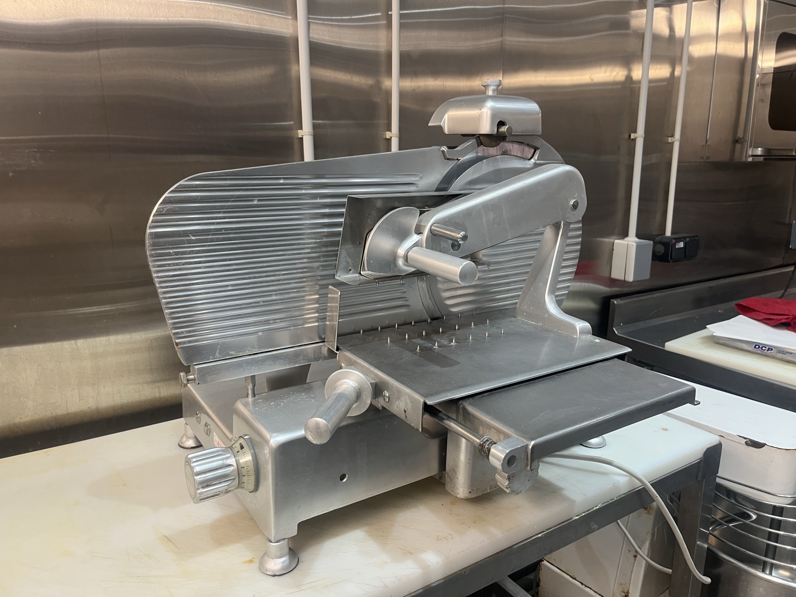 Trancheuse à charcuterie professionnelle en inox