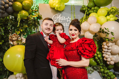 Familie cu copilul la decorul de botez