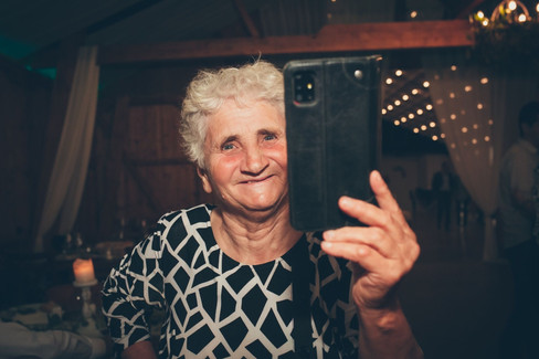 Bunică făcând selfie la petrecerea de nuntă