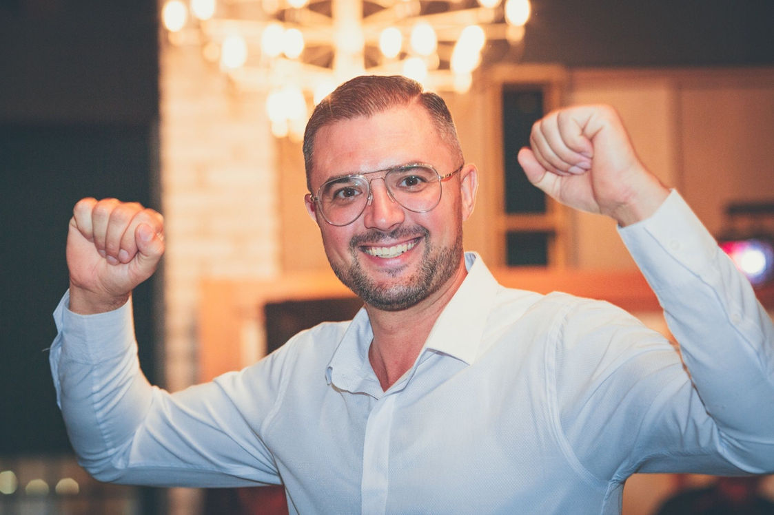 Invitat dansând la petrecerea de după cununia civilă