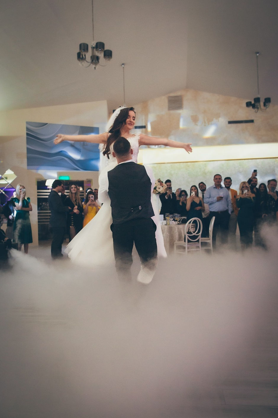 Mirele poarta in brate mireasa la dansul mirilor, in Bucuresti, fotograf  Photo Bites