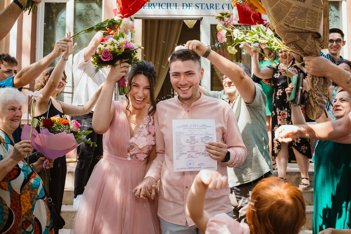 Miri fotografiați la ieșirea de la cununia civilă