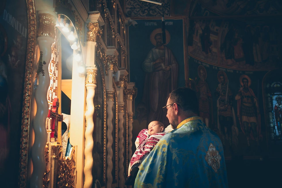 fotografie botez Bucuresti - moment in biserica cu lumina ambientala