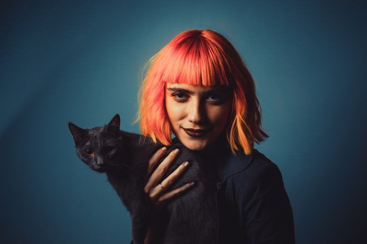 Portret editorial feminin cu atmosferă boudoir, realizat în București
