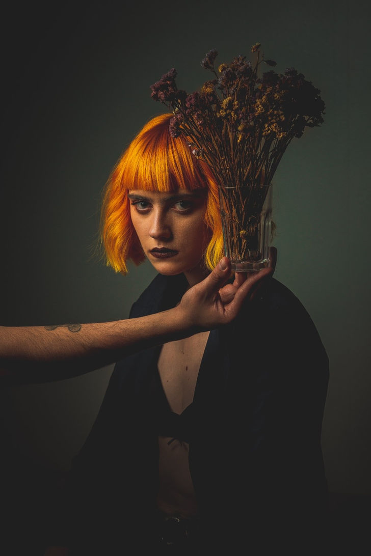 Fotografie editorială feminină cu detaliu floral și lumină albastră
