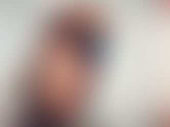 Mireasă privind prin voal în timpul pregătirilor de nuntă la Kaia Events Barn