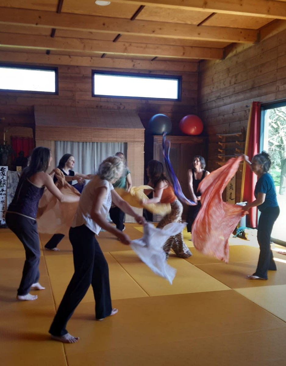 Femmes pratiquant le danse des 9 Souffles à Brocéliande