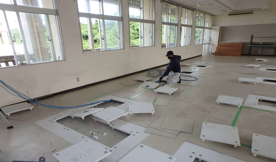 作業員がフリーアーク下を配線中