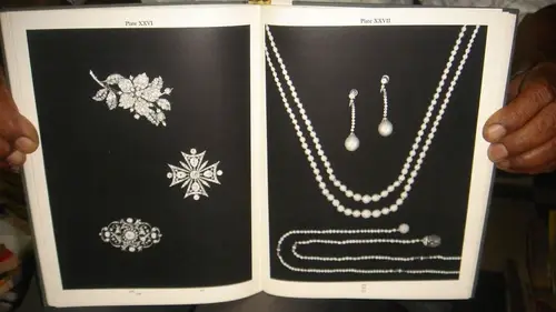Thumbnail: SOTHEBY'S JEWELLERY  Hotel Des Bergues Geneva  1983 AUCTION CATALOGUE HC
