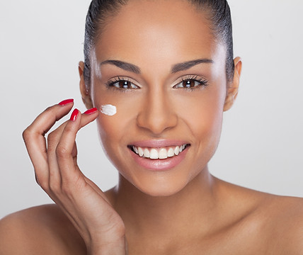Kvinna Applicera Cream