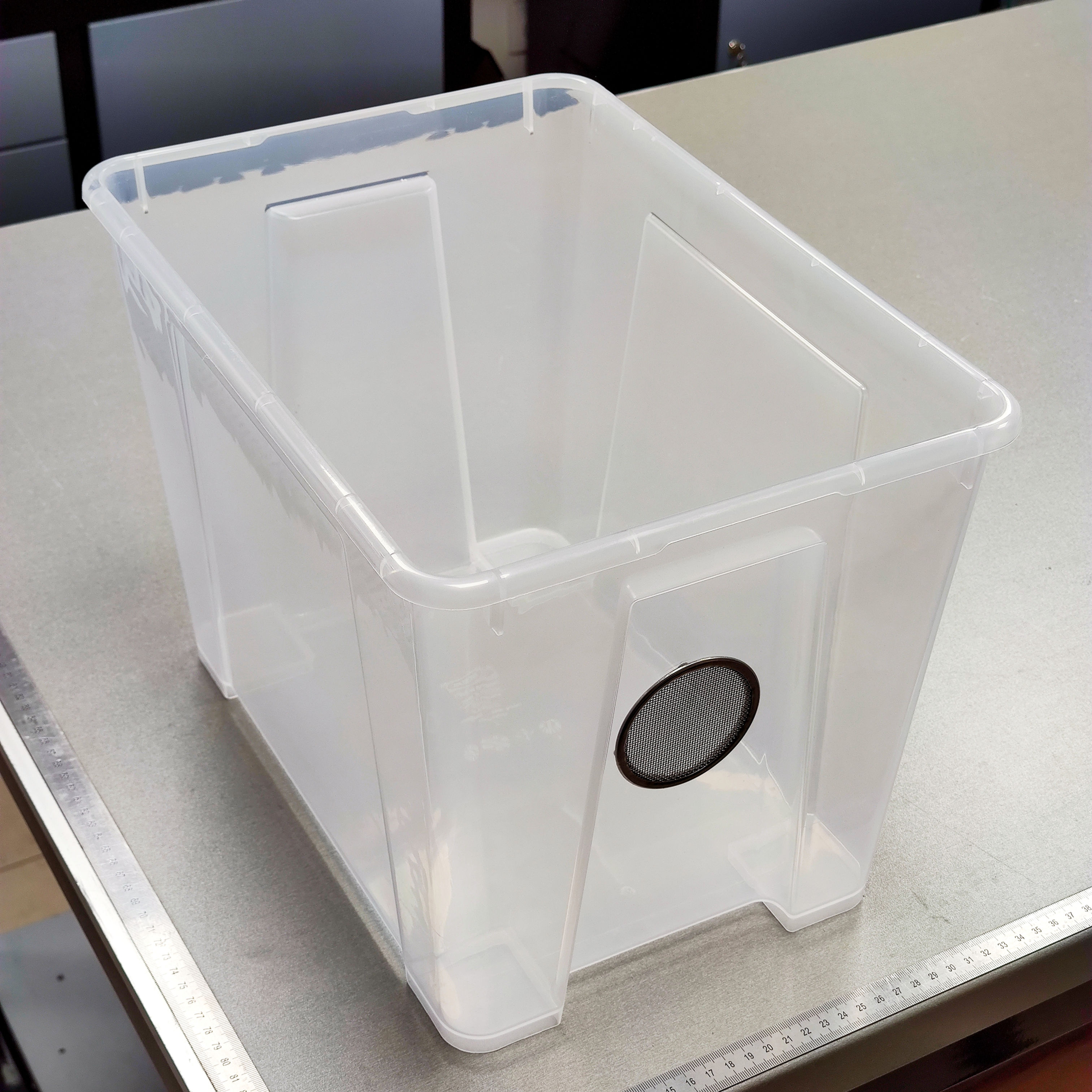 Box for breeding and rearing animals