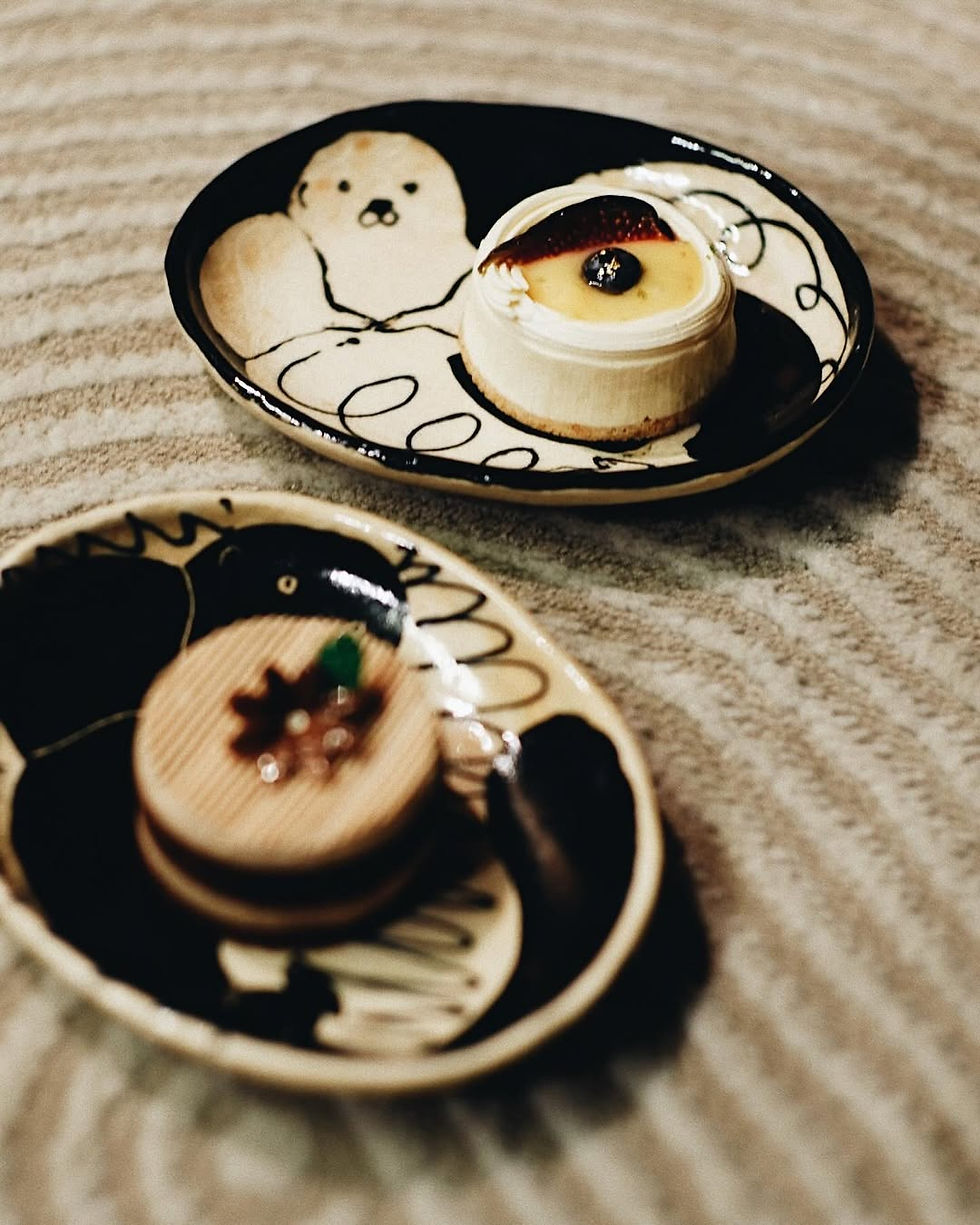 Thumbnail: 白黒楕円皿・ラッコ | B\W Oval Small Plate - Sea Otter