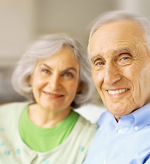 Pares mayores sonrientes