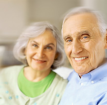 Pares mayores sonrientes