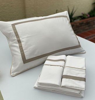 Sábanas confeccionadas en algodón 100% de 300 hilos, que ofrecen suavidad, frescura y un descanso de alta calidad.