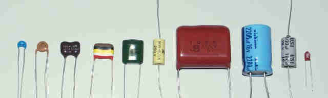 Конденсаторы встречаются всех форм и размеров.