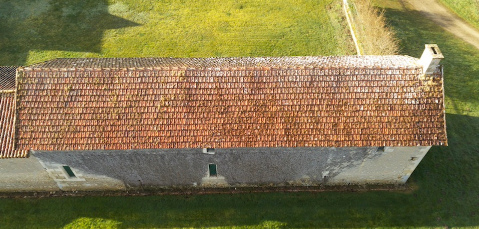 Vue d'une toiture en tuile 2 mois après application d'un produit anti-mousse par drone, à Chatellerault, près de Poitiers dans la Vienne 86