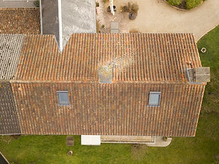 Vue par drone d'une toiture en tuile, avant sont nettoyage par drone, avec des produits anti-mousse, près de Châtellerault dans la Vienne 86.
