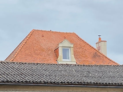 Vue d'une toiture en tuile nettoyée par drone à Poitiers dans la Vienne 86, après 24 jours