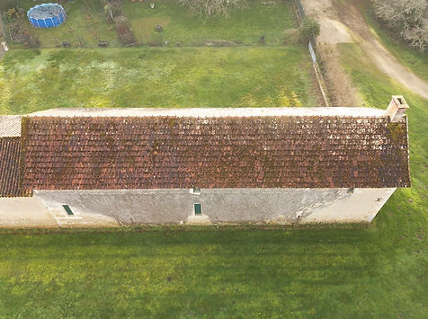 Vue d'une toiture juste après plvérisation d'un produit anti-mousse par drone, à Montamisé, près de Poitiers dans la Vienne 86