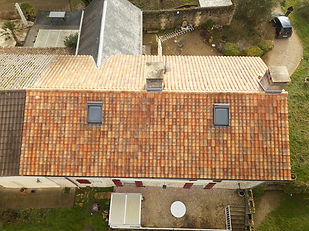 Vue d'une toiture propre, après son nettoyage par drone, avec des produits ciblant les mousses et lichens, mais aussi les pollutions, près de Châtellerault dans la Vienne 86.