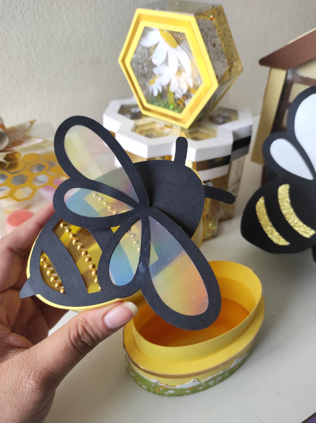 Caja ovalada abejita