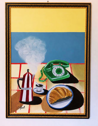 dipinto di natura morta contemporanea con tavolo apparecchiato per la colazione, cibo e un telefono posato sulla tavola. L` atmosfera è sospesa e malinconica: la figura umana non è presente, ma la scena suggerisce l` attesa di una telefonata che non arriverà mai. Colori intensi, ombre marcate e composizione cinematografica evocano la fine di un amore e il senso dell` assenza.