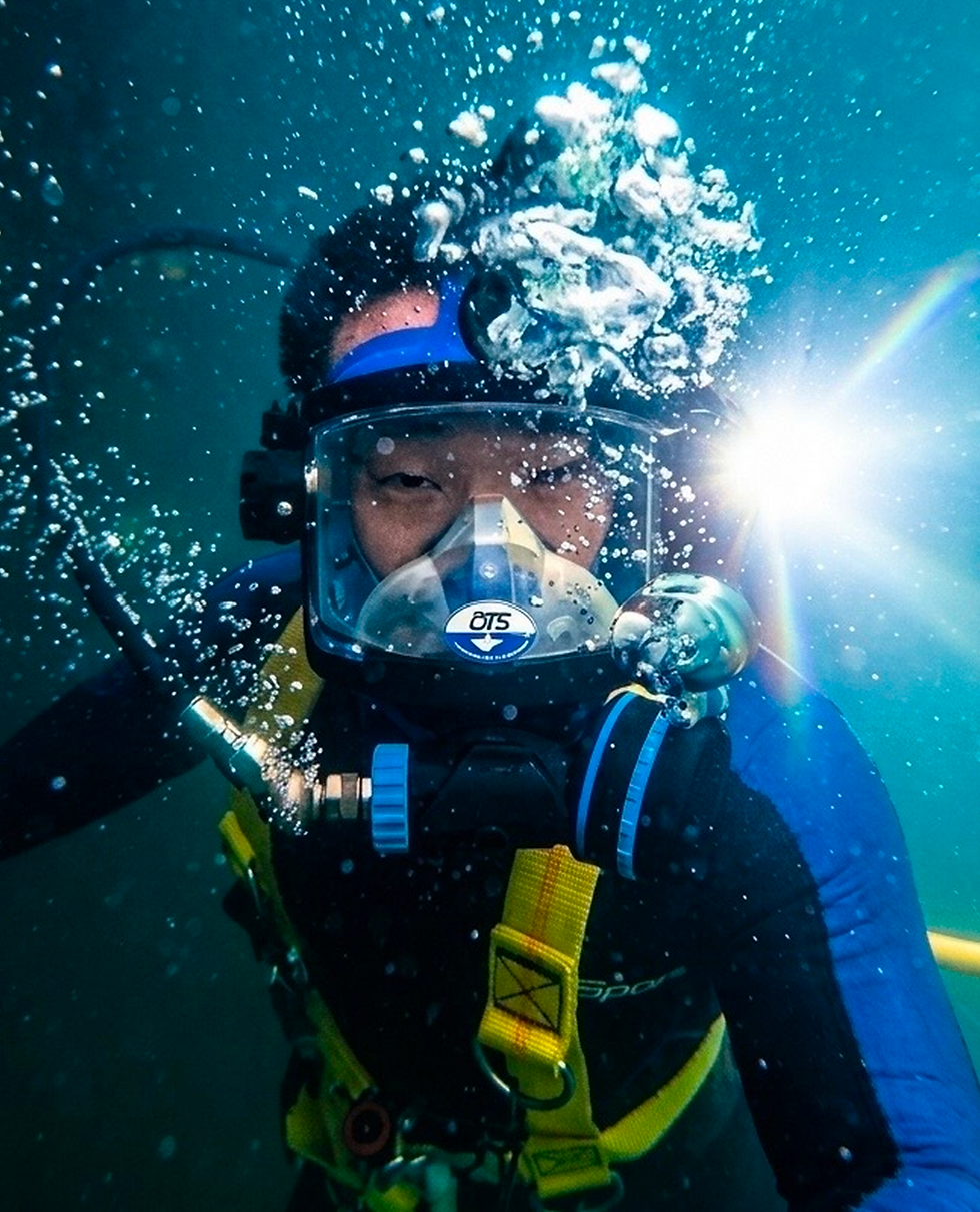 Een Y Scuba diver with bubbles and bright light