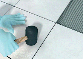 Pedreiro azulejista assentando ceramica no site Zelo Reforma