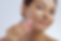 une femme qui se masse visage avec gua sha