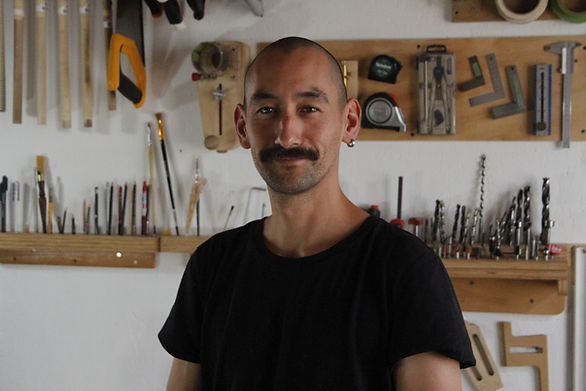 JORGE OLATE EN SU TALLER 01.JPG
