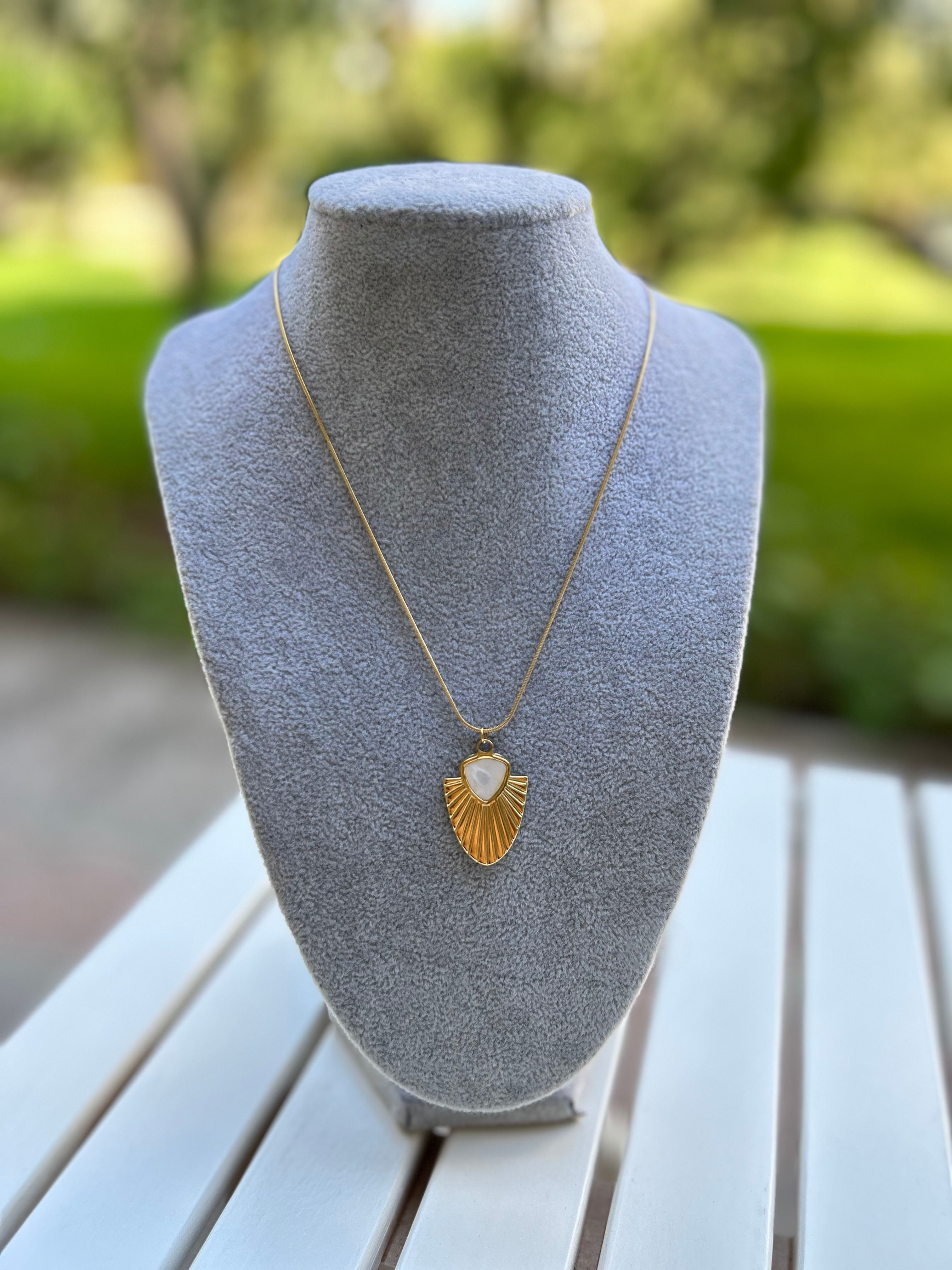 Çelik Gold Beyaz Mineli Antik Aegis Kolye