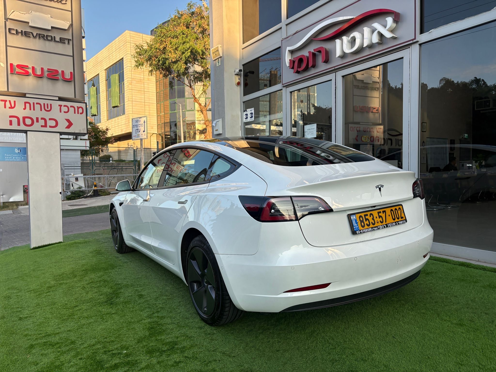 תמונות רכב טסלה MODEL 3