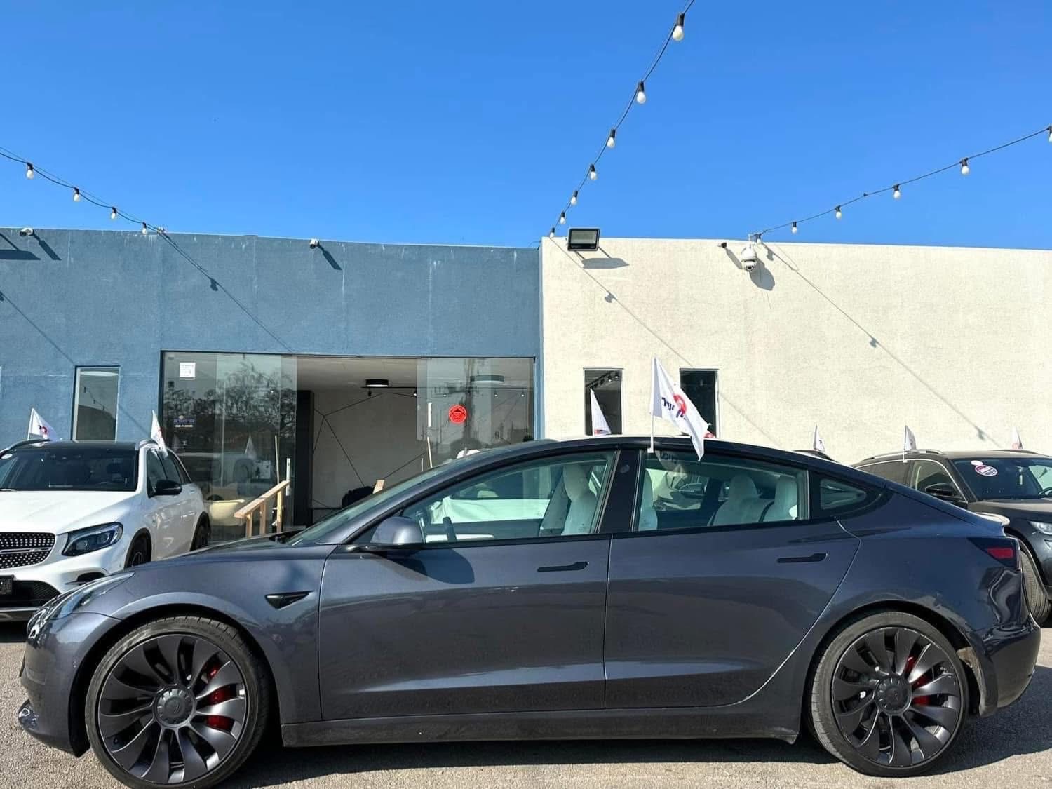 תמונות רכב טסלה MODEL 3