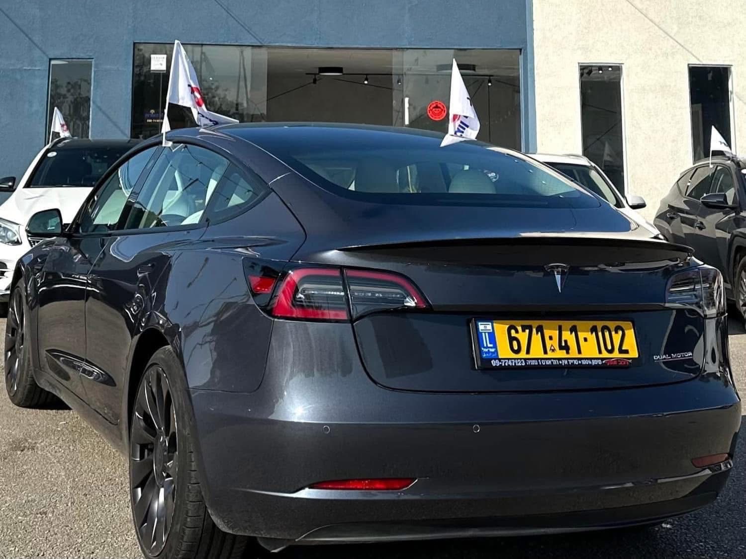 תמונות רכב טסלה MODEL 3